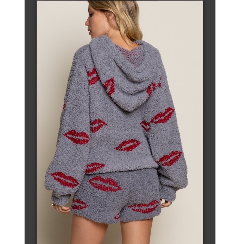 BERBER Cozy Lips Hooded Pullover - Picture 9 of 10